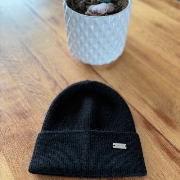 Elegant Black Cashmere Beanie for Women - Picture 6 of 6